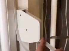 Redőny automata csere 16. kerület

Ha a redőny automatája nem működik megfelelően, vagy teljesen meghibásodott, akkor a redőny használata nehézkessé válik, ezért érdemes minél hamarabb kicserélni, hogy a szerkezet ismét kényelmesen és biztonságosan működjön.

A 16. kerületben gyors kiszállással vállaljuk redőny automaták javítását és cseréjét, így a legtöbb esetben rövid időn belül meg tudjuk oldani a problémát.

Mikor szükséges az automata csere?

A redőny automata az egyik leggyakrabban használt alkatrész, ezért idővel elhasználódhat, különösen akkor, ha a redőnyt naponta többször is használják.

Tipikus jelek:

a gurtni nem húzódik vissza megfelelően
az automata nem tartja meg a redőnyt
akadozik vagy furcsa hangot ad
teljesen tönkrement, és nem működik

Ha ezeket tapasztalja, akkor az automata cseréje általában a legjobb megoldás.

Redőny automata csere ára 16. kerület

Az automata csere egy gyors és viszonylag egyszerű javítás, amely nem igényel teljes redőny szétszerelést, azonban fontos, hogy megfelelő alkatrész kerüljön beépítésre.

Automata csere: +5.000 Ft

Amennyiben a javítás során további alkatrészek cseréje is szükséges, az plusz költséggel járhat, például:

Gurtni csere: 10.000 Ft-tól
Görgő csere: +500 Ft
Lábvezető csere: +1.000 Ft
Milyen redőnyöknél végezhető automata csere?

Az automata csere elsősorban gurtnis redőnyöknél releváns, azonban több típusnál is alkalmazható.

műanyag redőnyök
alumínium redőnyök
régebbi típusú redőny rendszerek

A megfelelő automata kiválasztása kulcsfontosságú a hosszú távú működés érdekében.

Gyors automata csere a 16. kerületben

Mivel egy hibás automata megnehezíti a redőny használatát, ezért igyekszünk gyorsan reagálni, és a javítást már az első kiszállás során elvégezni.

A legtöbb esetben a csere rövid idő alatt megoldható, így a redőny hamar újra használhatóvá válik.

Miért érdemes szakemberre bízni?

Bár az automata csere elsőre egyszerűnek tűnhet, a nem megfelelő szerelés később problémát okozhat, ezért fontos a szakszerű kivitelezés.

megfelelő rugóerő beállítása
minőségi alkatrész használata
biztonságos működés
hosszú élettartam
Redőny automata csere 16. kerület – kapcsolat

Redőny automata csere 16. kerület